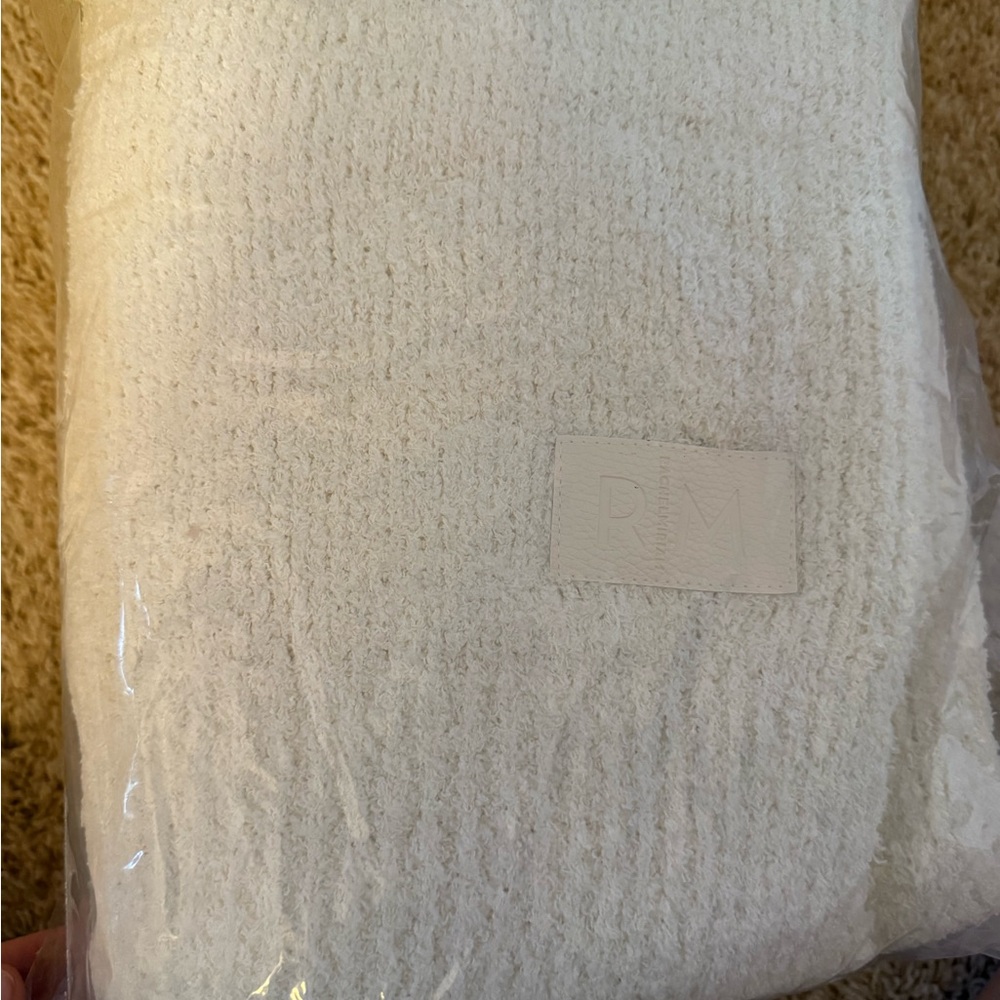 RM White Textured Throw Blanket - Soft Luxury Throw